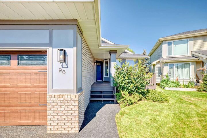 Property Photo:  96 Douglas Shore Close SE  AB T2Z 2K8