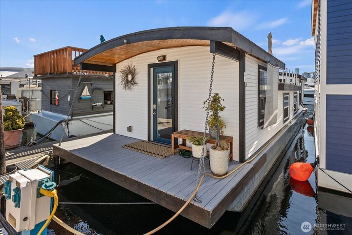 Property Photo: 1900 Westlake Avenue N B11 WA 98109