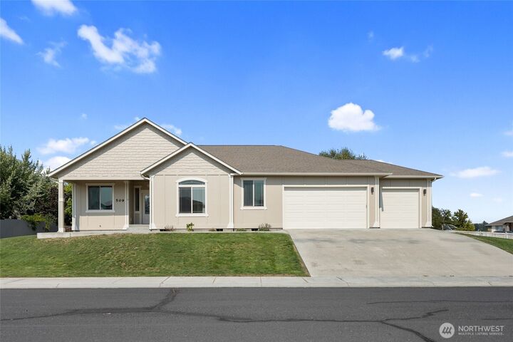 Property Photo:  509 N Bluff  West Drive  WA 98837 