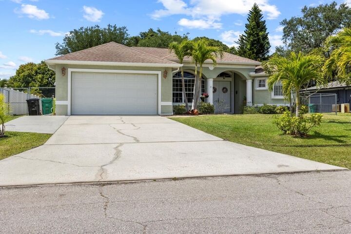 Property Photo: 2532 SE Leithgow Street FL 34952