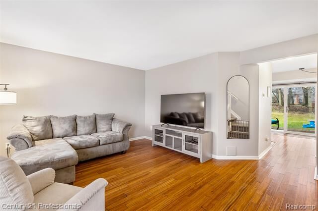 Property Photo:  1594 Streamwood Court Court 2  MI 48309