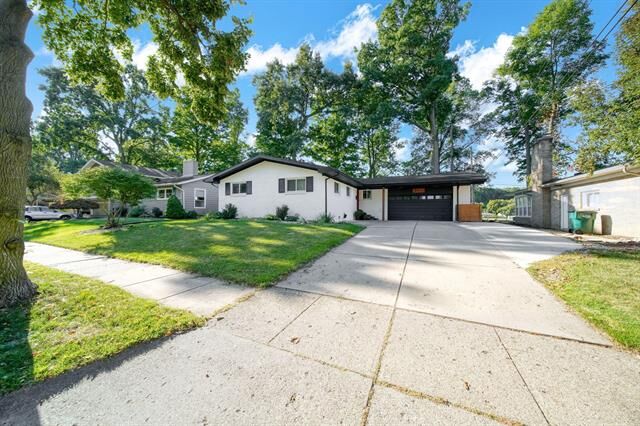 2811 Woodview Drive  Lansing MI 48911 photo
