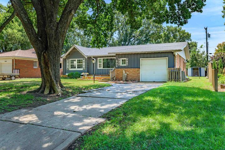Property Photo:  901 E Skyview Dr  KS 67042 