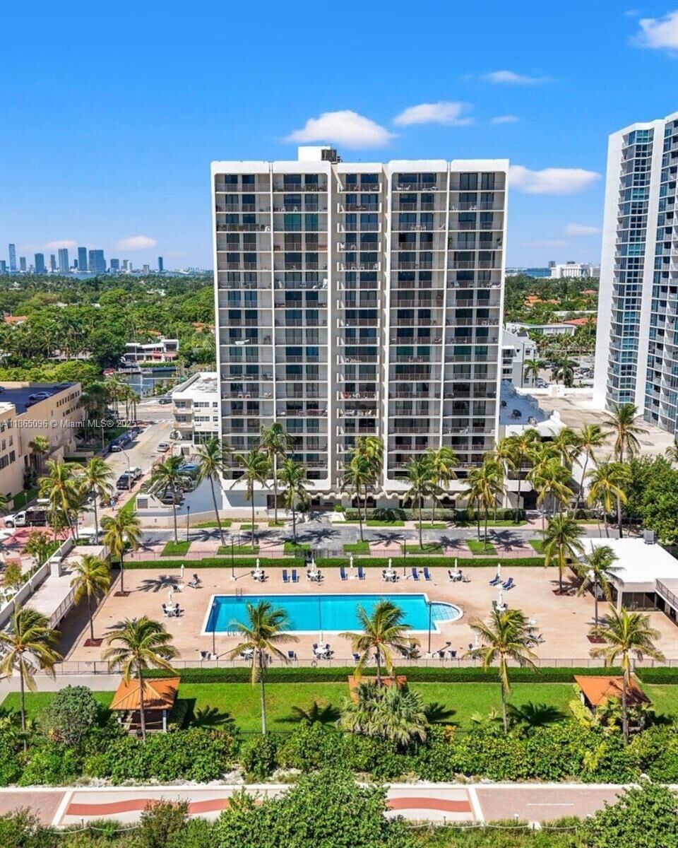 Property Photo:  2625 Collins Ave 305  FL 33140 
