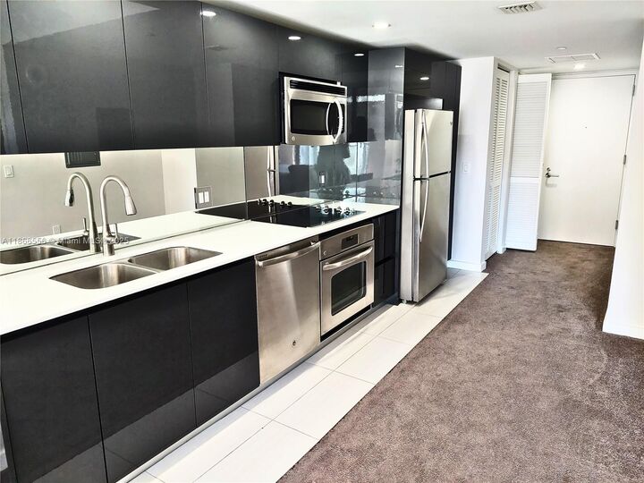 Property Photo: 31 SE 6th St 1405 FL 33131