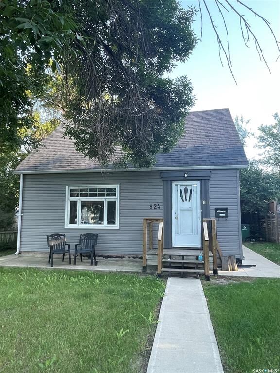 Property Photo: 824 8th Street E SK S7H 0R6