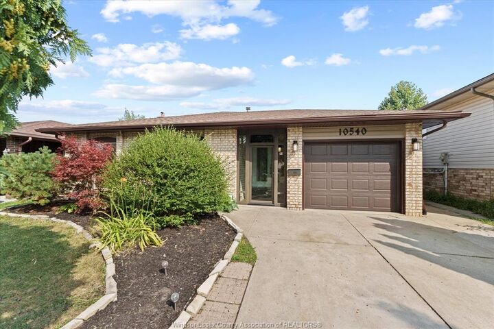 10540 Halstead Crescent  Windsor ON N8R 2C4 photo