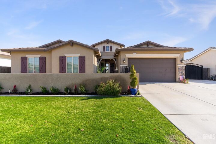 Property Photo: 9119 Claro De Luna Drive CA 93314