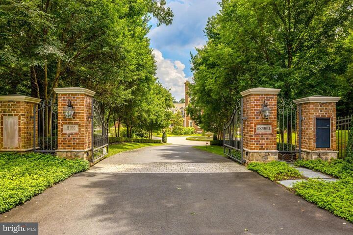 Property Photo: 11100 Kings Cavalier Court VA 22124