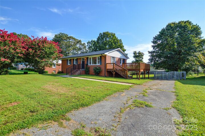 Property Photo: 6124 Avalon Drive NC 28081