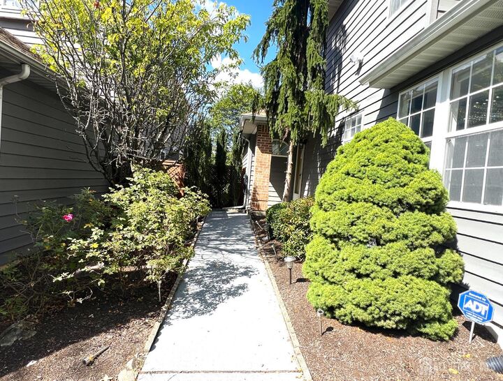 Property Photo:  10 Sawgrass Court  NJ 08831 