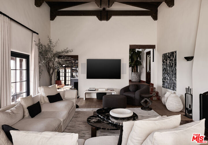 7902 Fareholm Dr  Los Angeles CA 90046 photo