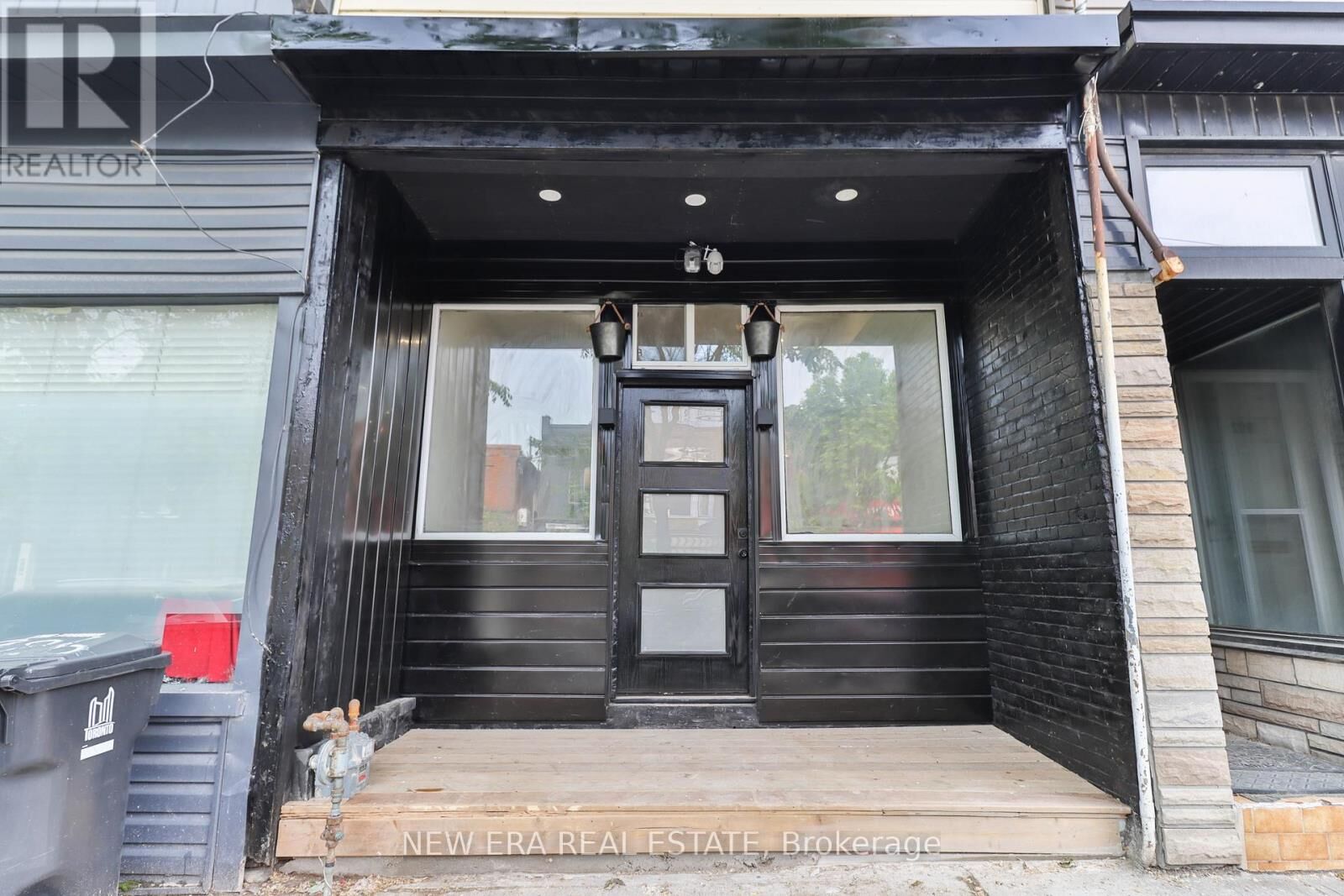 Property Photo:  990 Dovercourt Road  ON M6H 2X5 