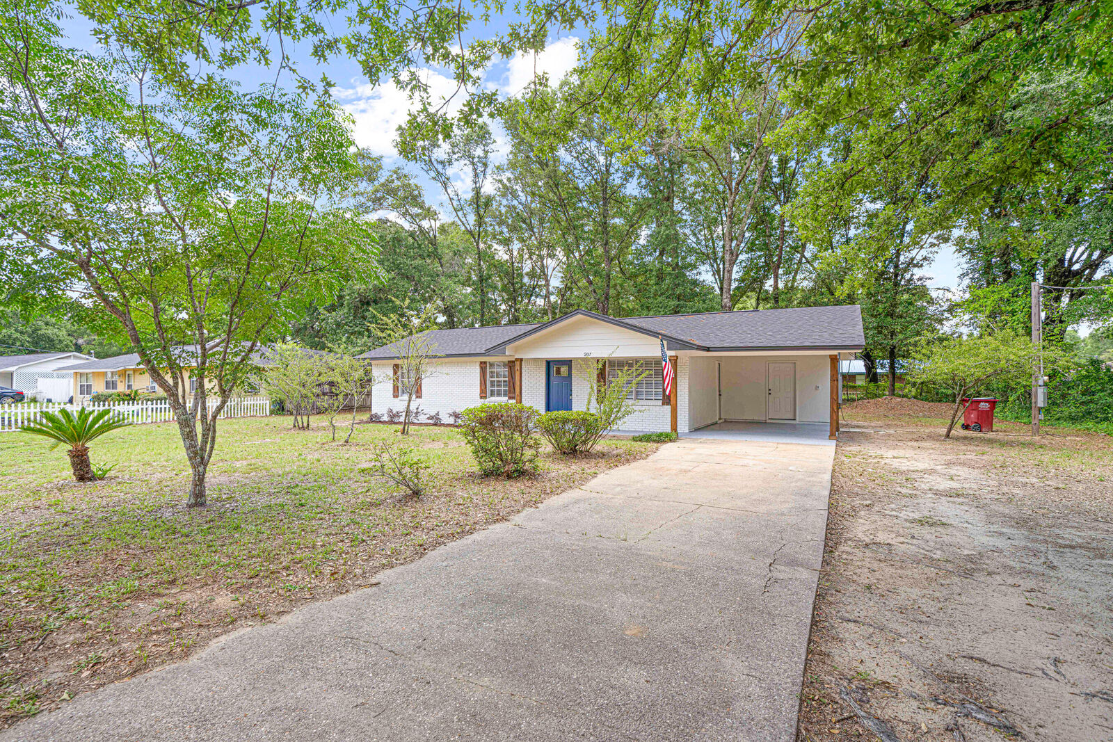 Property Photo: 207 Oglesby Avenue FL 32536