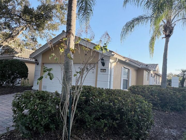 Property Photo:  11887 Delfina Ln  FL 32827 