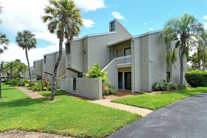Property Photo: 5260 Gulf Of Mexico Drive 401 FL 34228
