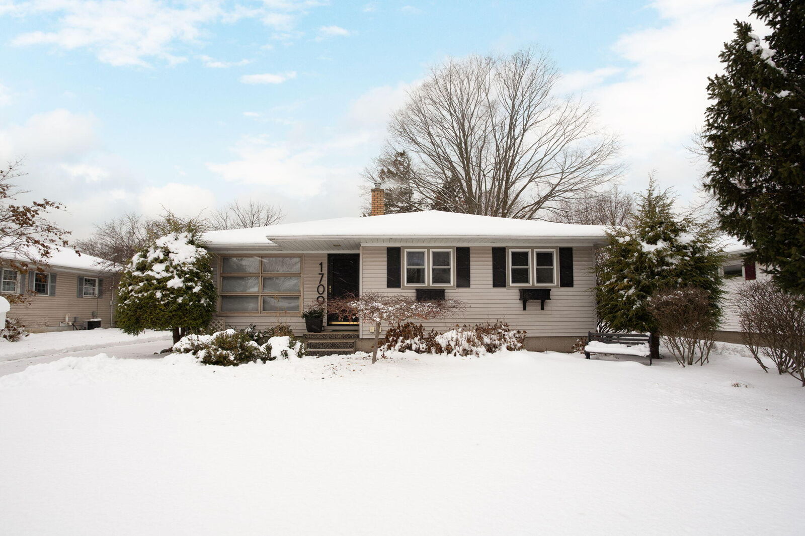 Property Photo: 1709 Sheldon Road MI 49417