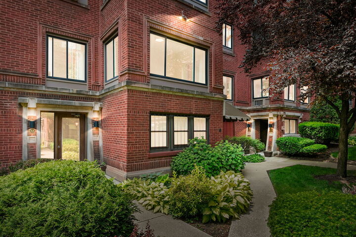 918 W Sunnyside Avenue 1B  Chicago IL 60640 photo