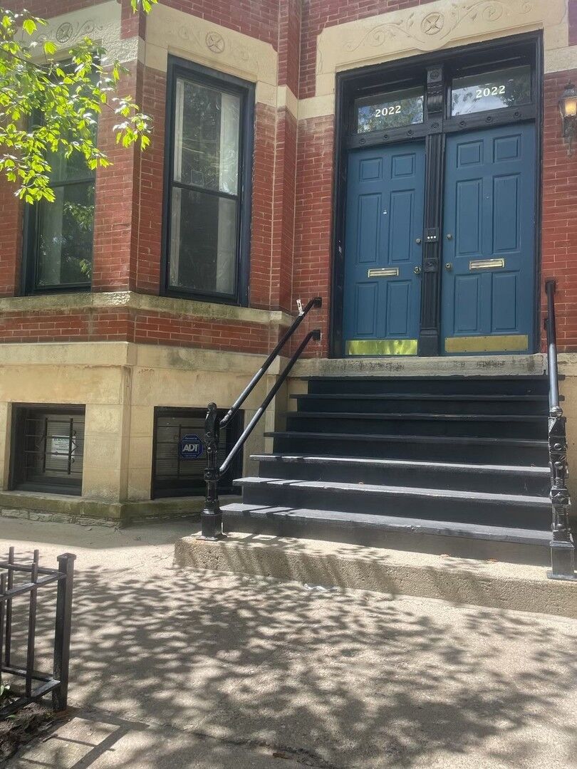Property Photo: 2022 N Bissell Street 2 IL 60614