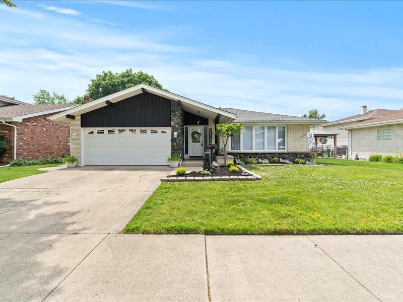 Property Photo:  9526 S Kilbourn Avenue  IL 60453 