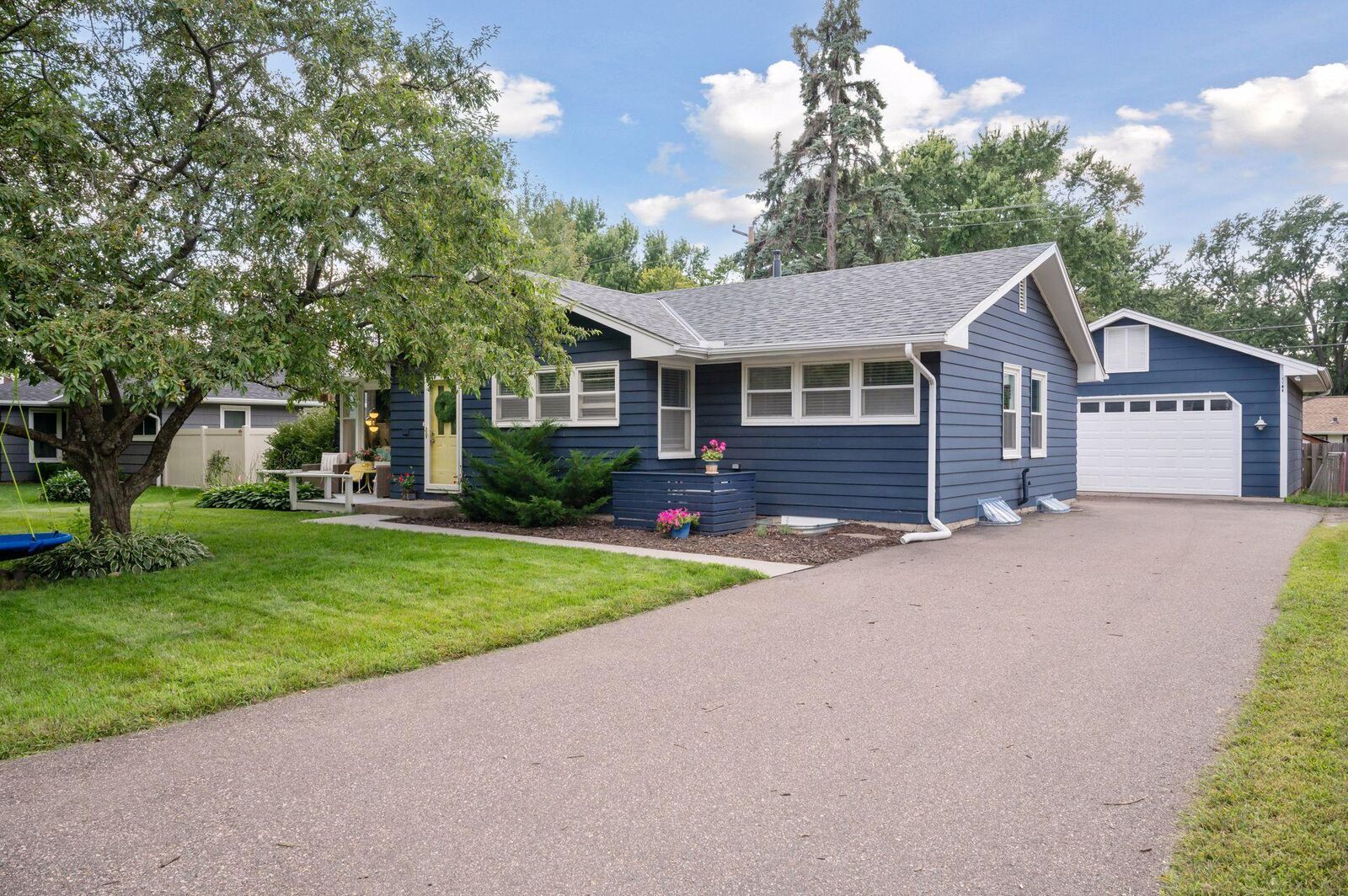 Property Photo: 2925 Noble Avenue N MN 55422