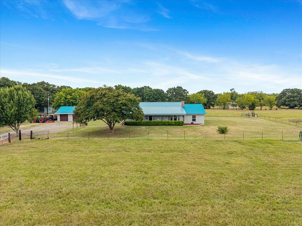 Property Photo:  200 E Rabbit Cove Road  TX 75474 