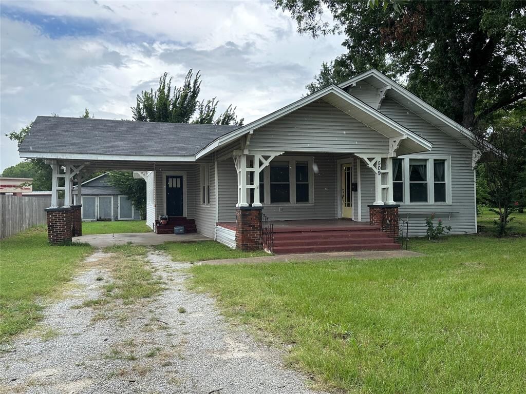 Property Photo:  509 N Ross Avenue  TX 76667 