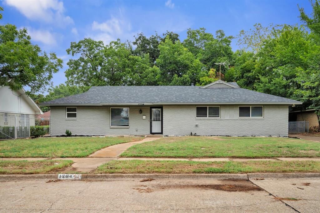 Property Photo:  1204 Elby Street  TX 75061 