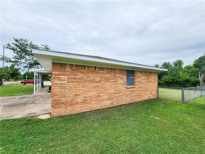 Property Photo:  2004 S 12th Street  AR 72758 