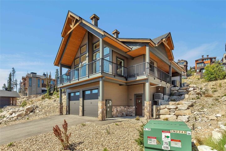 Photo de la propriété:  345 Feathertop Way  BC V1P 1P4 