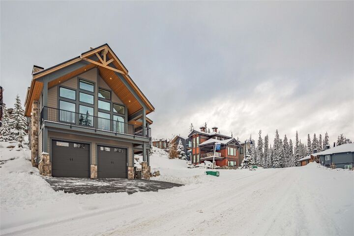 Photo de la propriété:  345 Feathertop Way  BC V1P 1P4