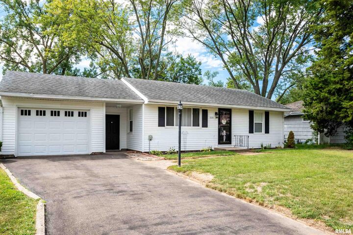 Property Photo: 2220 W Cindy Lane IL 61614