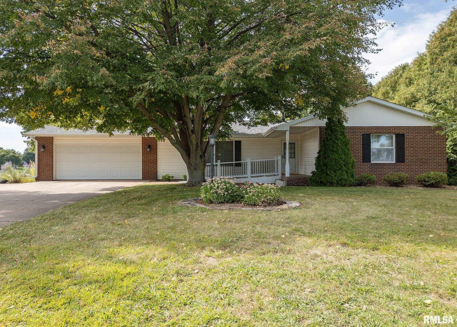 Property Photo:  589 NW 5th Street  IL 61490