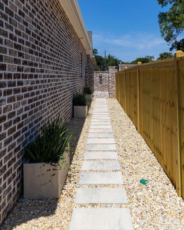 Property Photo:  1408 E Bobe St  FL 32503 