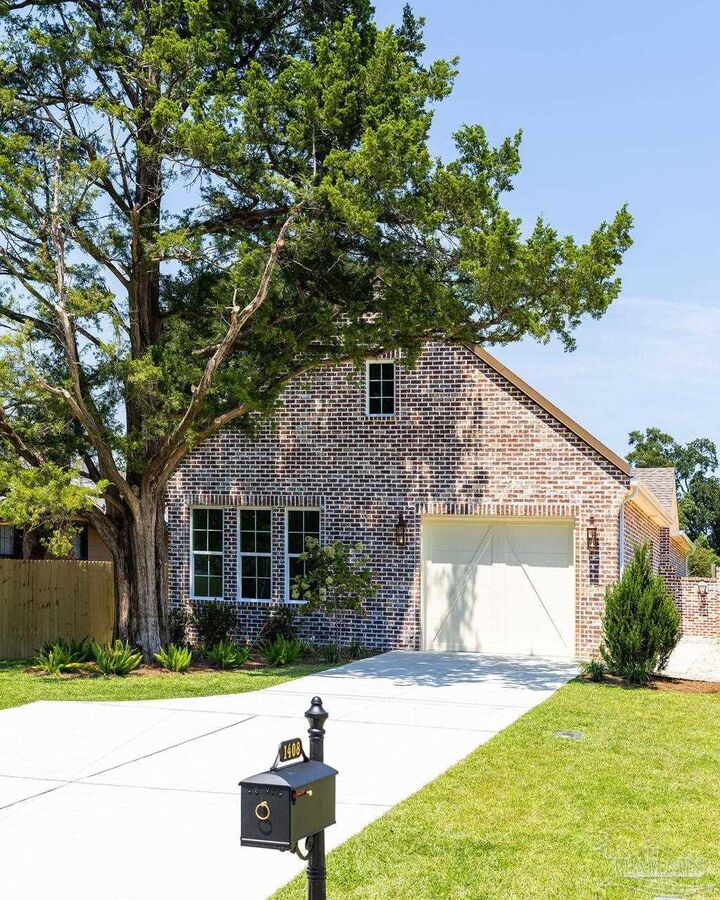 Property Photo:  1408 E Bobe St  FL 32503 