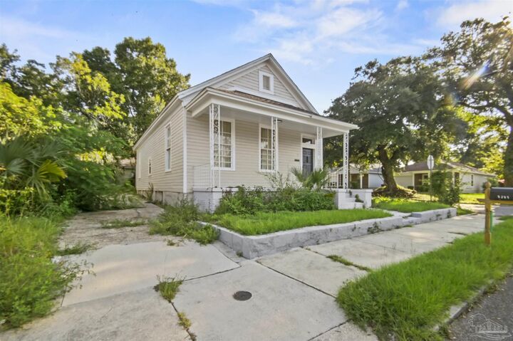 Property Photo:  1319 W Jackson St  FL 32501 