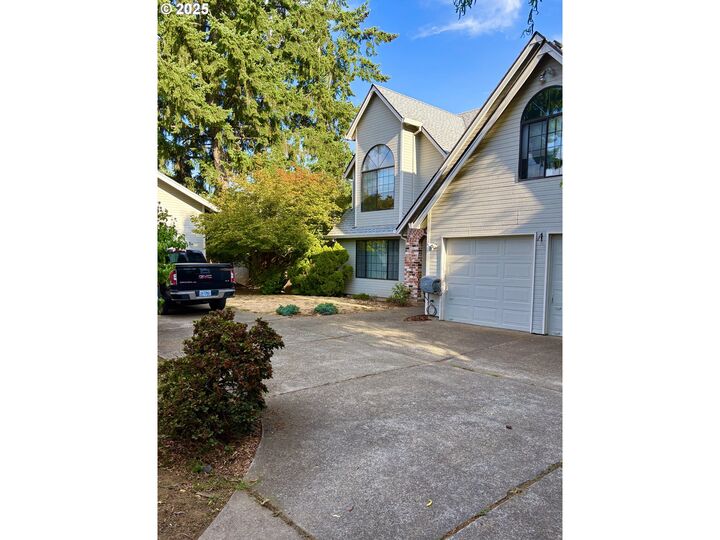Property Photo: 729 NE Rogahn St OR 97124