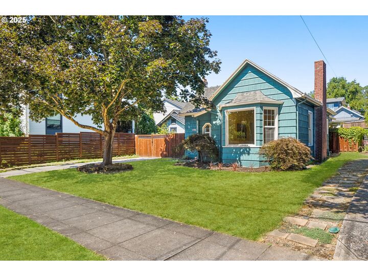 Property Photo: 1127 SE Sherrett St OR 97202
