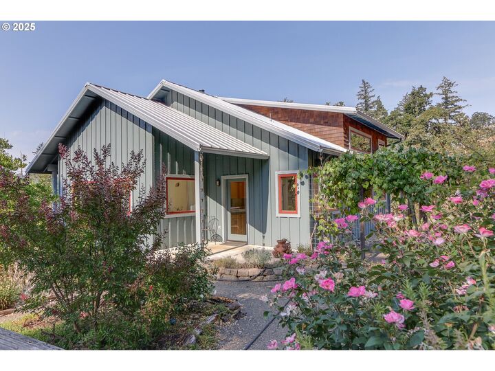 Property Photo: 31212 Camas Ln OR 97405