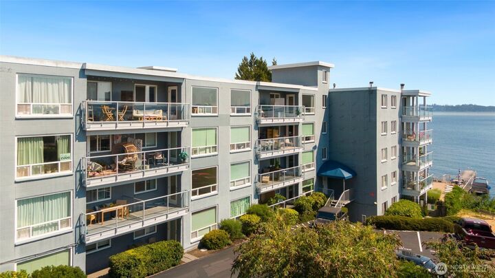 Property Photo:  720  Lakeside Avenue S 404  WA 98144 