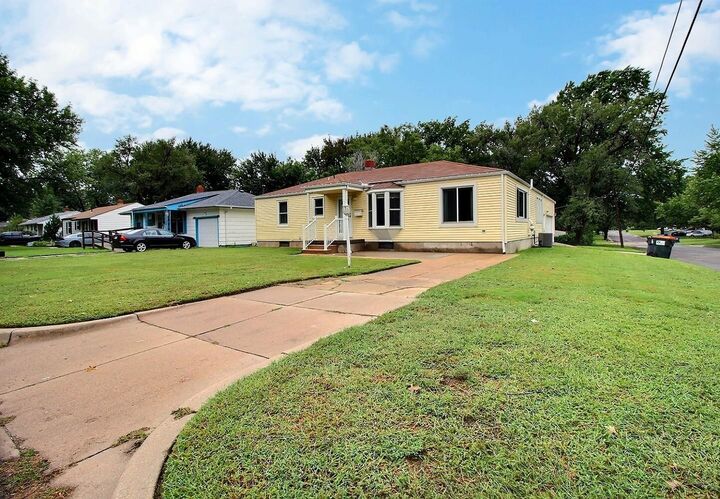 2201 S Crestway St  Wichita KS 67218 photo