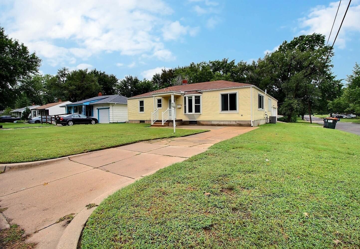 Property Photo: 2201 S Crestway St KS 67218