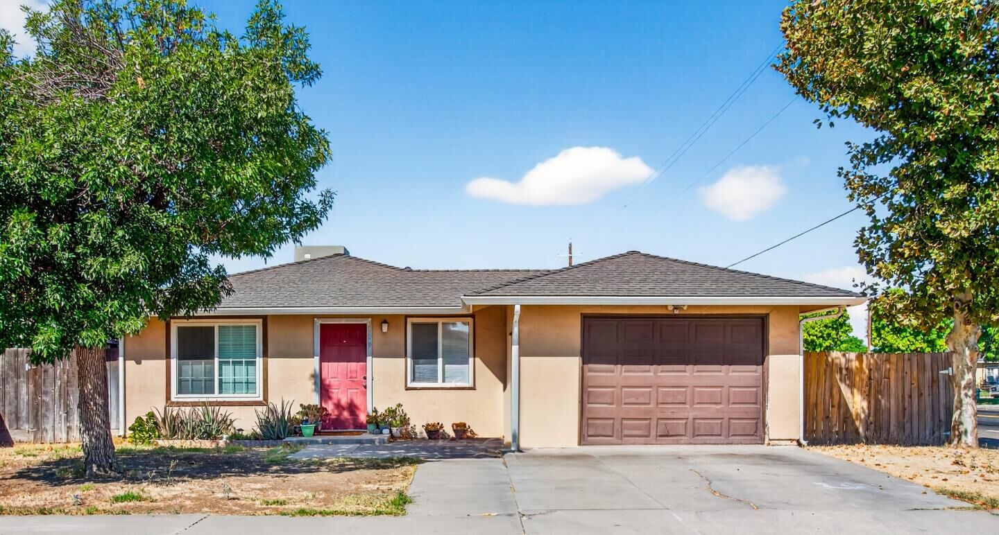 Property Photo: 129 Kiwi Street CA 93635