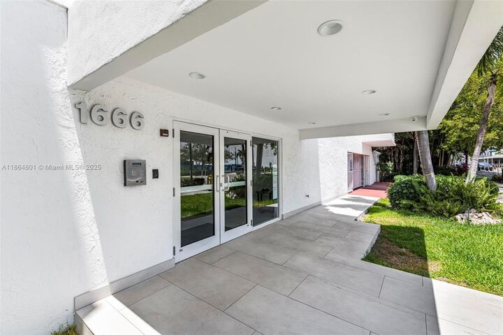 Property Photo: 1666 West Ave 307 FL 33139