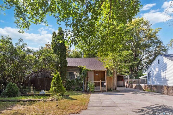 Property Photo: 921 I Avenue N SK S7L 2H4