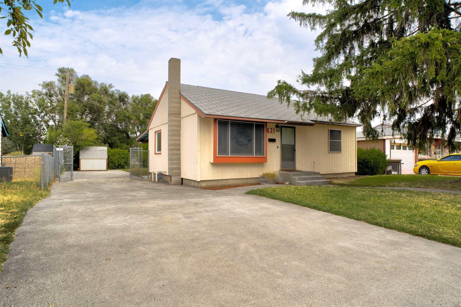 Property Photo: 1631 S Dayton Place WA 99337