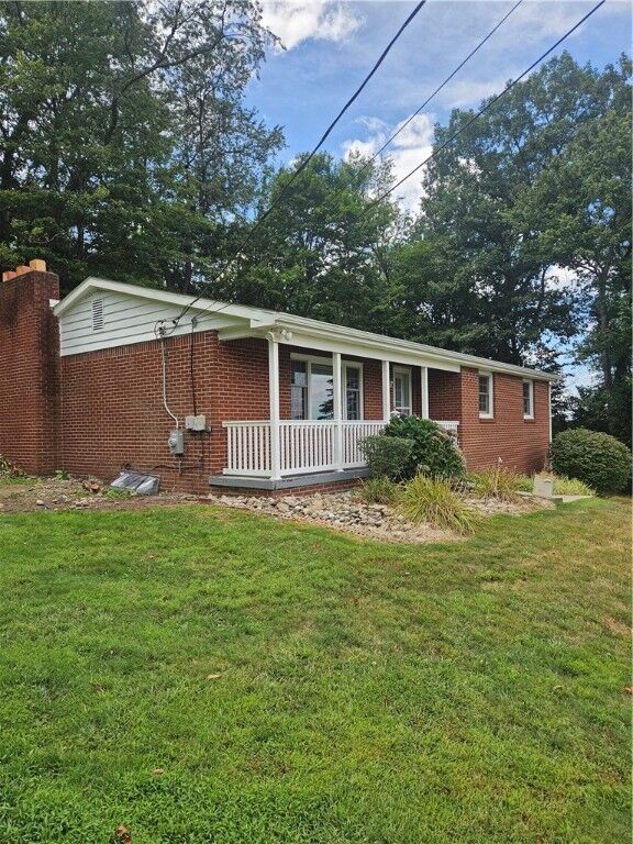 Property Photo:  208 Robin Hood Dr  PA 15642 