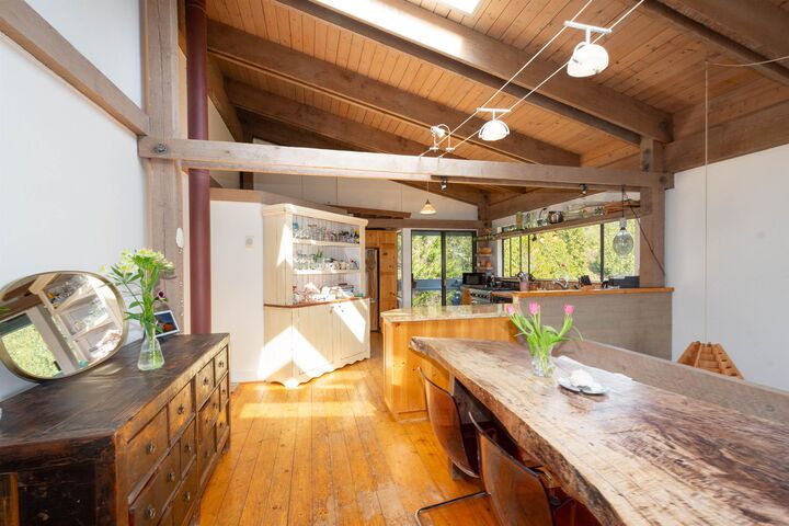 Photo de la propriété:  4477 Strathcona Road  BC V7G 1G7 