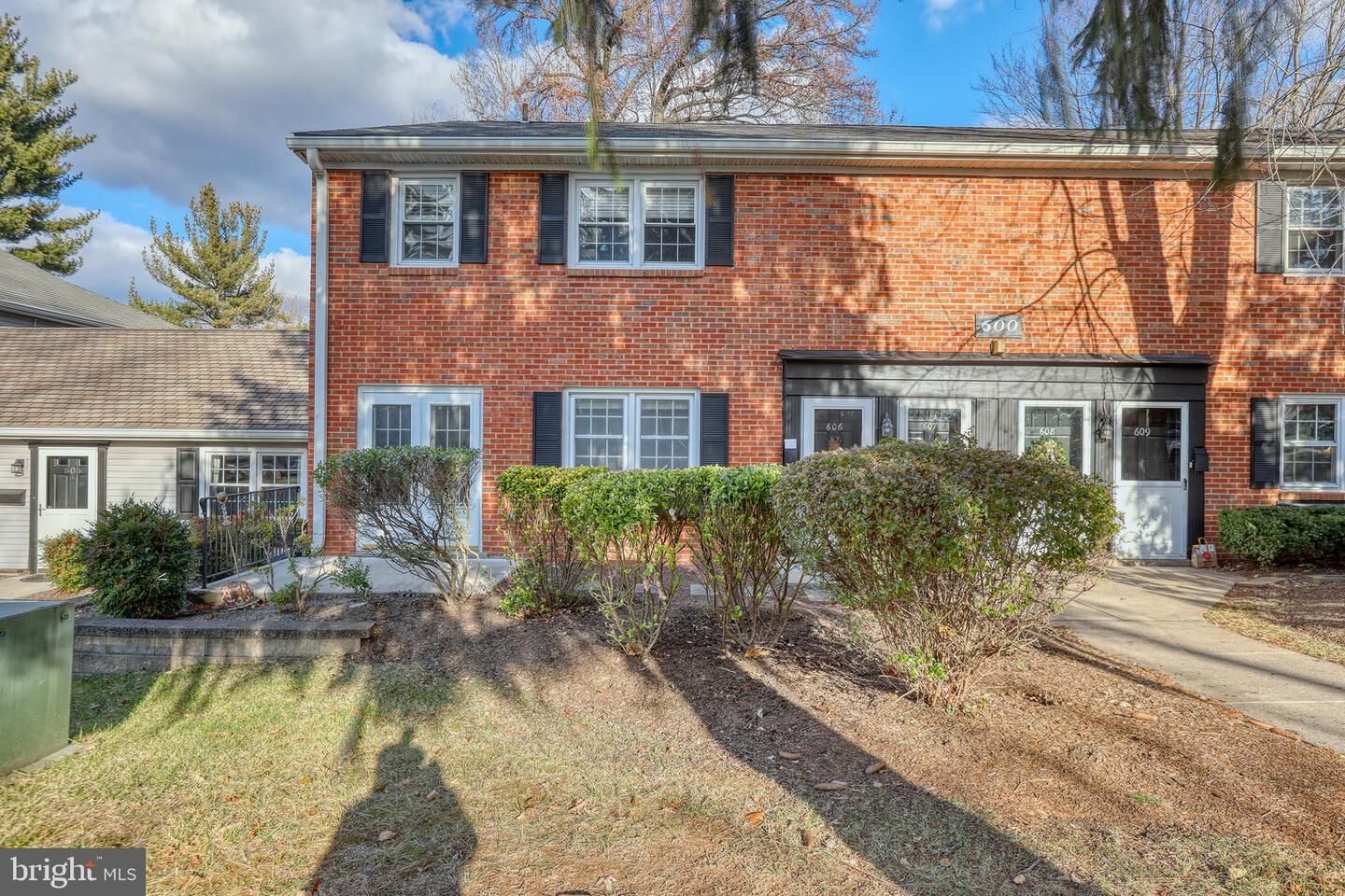 Property Photo: 606 Yardley Commons PA 19067
