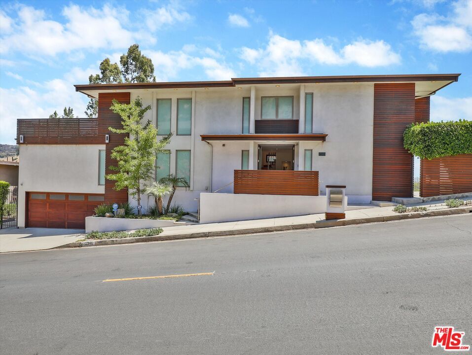 Property Photo: 2340 Jupiter Dr CA 90046